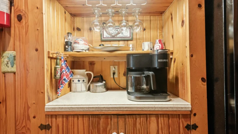 Top 7 accesorios indispensables para una estación de café en casa